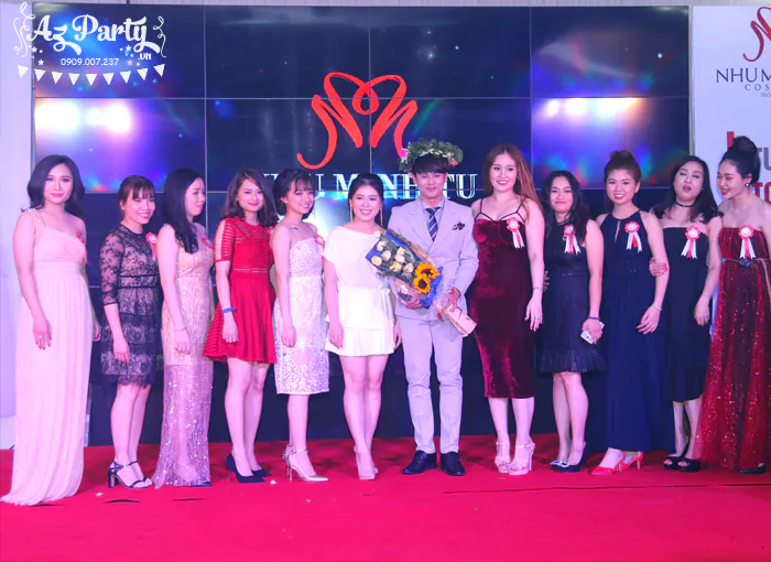 Tập thể đại diện hệ thống đại lý chụp ảnh lưu niệm cùng nam nghệ sĩ trong ngày kỷ niệm thành lập công ty.