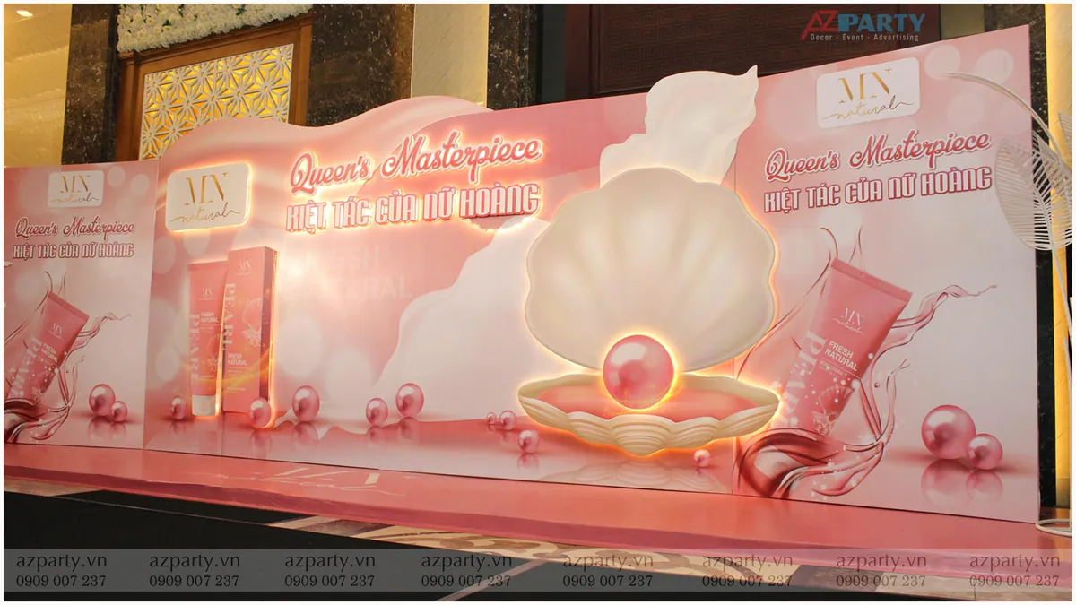 Backdrop trang trí sự kiện ra mắt sản phẩm mới Fresh Natural Pearl của mỹ phẩm MN Natural với mô hình vỏ sò và ngọc trai lấp lánh khổng lồ cùng tone hồng sang trọng.