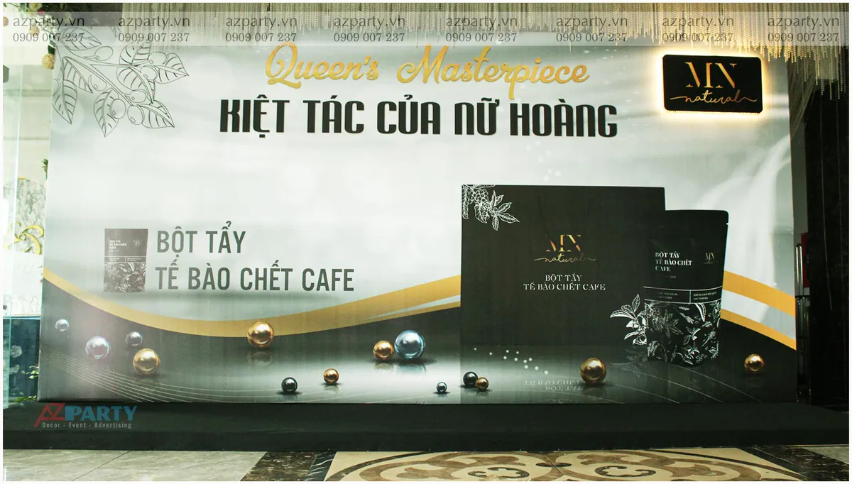 Backdrop sự kiện ra mắt sản phẩm bột tẩy tế bào chết cafe của mỹ phẩm MN Natural thiết kế tinh tế với gam màu đen vàng sang trọng.