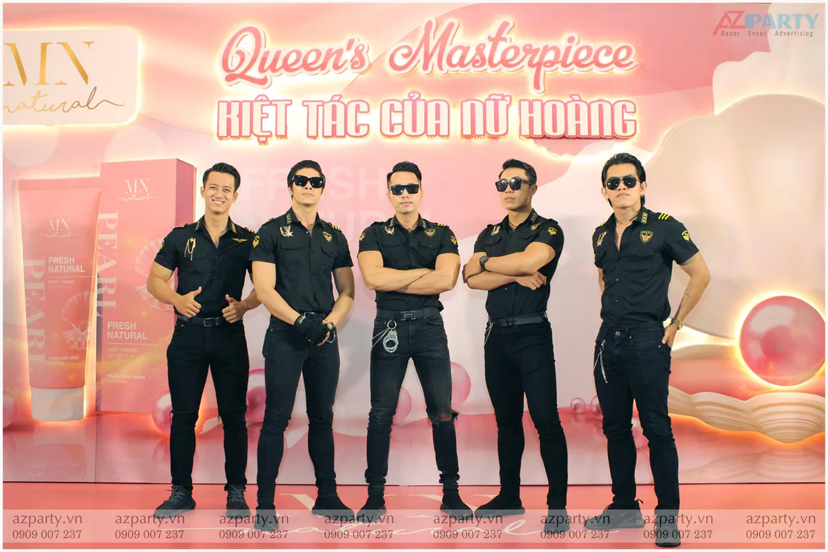 Dàn nam người mẫu chuyên nghiệp tạo dáng lịch lãm, cá tính trước backdrop sự kiện ra mắt sản phẩm mỹ phẩm của thương hiệu MN Natural.