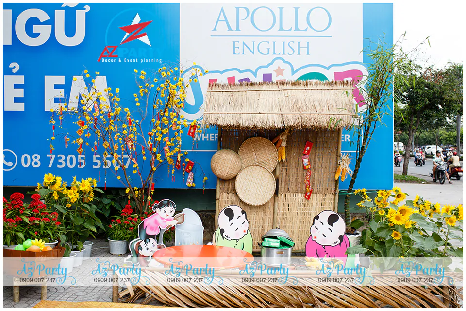 Tiểu cảnh trang trí mang đậm không gian làng quê Việt Nam với mái tranh liếp tre bên ngoài trung tâm Anh ngữ Apollo English