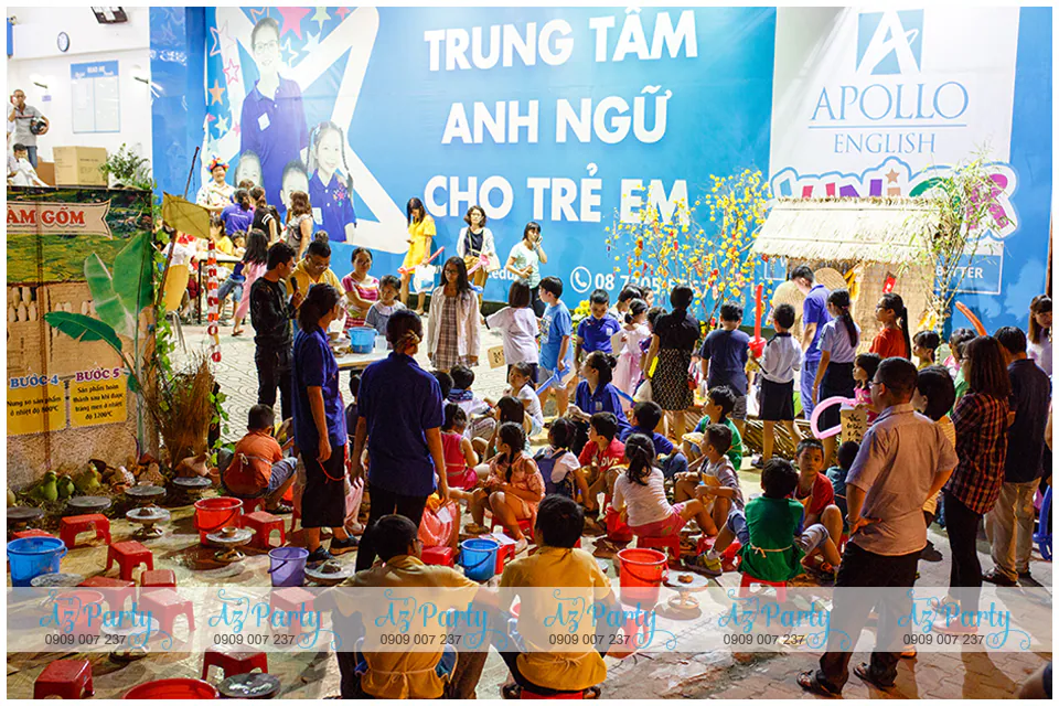 Quang cảnh nhộn nhịp phụ huynh và các bé tham gia hoạt động làm gốm nghệ thuật Bát Tràng tại sự kiện Tết thiếu nhi ở Apollo English