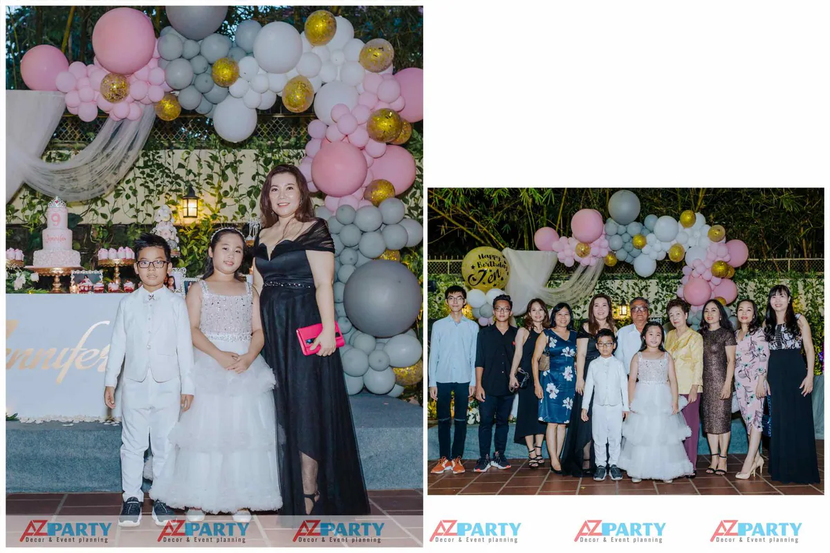 Gia đình và người thân chụp ảnh lưu niệm ấm áp cùng chủ nhân buổi tiệc Jennifer trên sân khấu trang trí bong bóng lung linh.