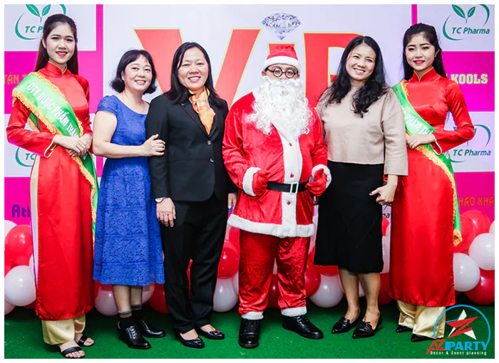 Khách mời và ban lãnh đạo chụp ảnh lưu niệm cùng Ông già Noel và dàn PG xinh đẹp tại tiệc tri ân khách hàng TC Pharma.
