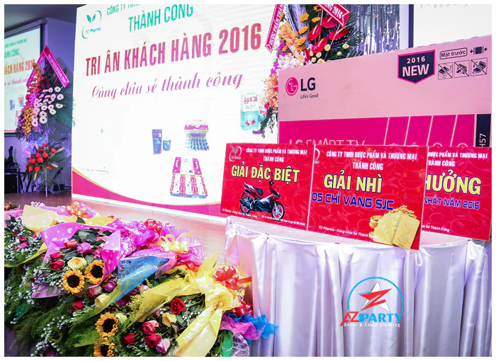 Khu vực trưng bày giải thưởng rút thăm may mắn hoành tráng tại hội nghị tri ân khách hàng Công ty Dược Thành Công.