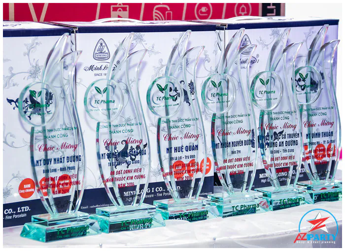 Các cúp pha lê, kỷ niệm chương vinh danh danh hiệu Nhà Thuốc Kim Cương 2016 của công ty dược phẩm TC Pharma.