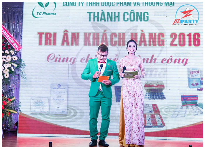 Hai MC chuyên nghiệp dẫn dắt chương trình hội nghị tri ân khách hàng của Công ty Dược phẩm và Thương mại Thành Công.