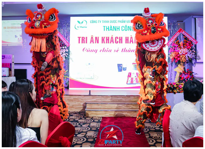 Màn trình diễn múa lân sư rồng khai mạc sự kiện đem lại không khí may mắn và thịnh vượng cho buổi tiệc tri ân.