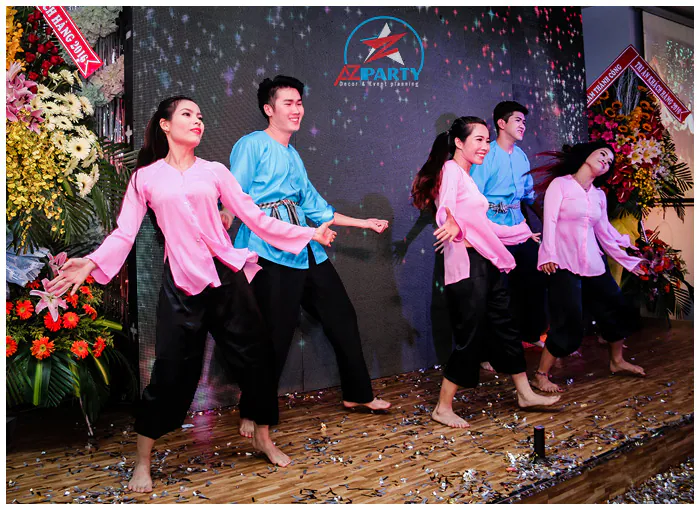 Tiết mục múa dân gian áo bà ba truyền thống uyển chuyển của các vũ công phục vụ khách mời tiệc tri ân.