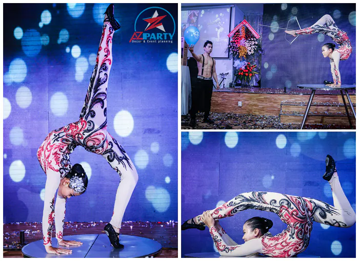 Nghệ sĩ biểu diễn xiếc uốn dẻo nghệ thuật bắn cung bằng chân vô cùng đặc sắc trên sân khấu hội nghị.