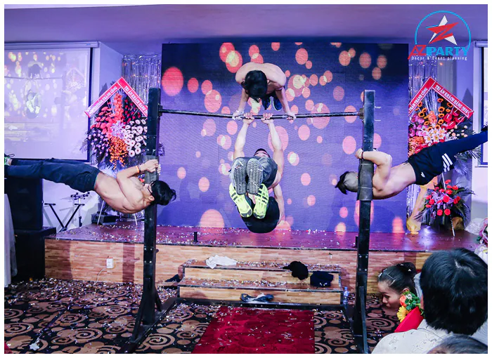 Màn biểu diễn street workout xà đơn nghệ thuật điêu luyện của nhóm vận động viên thể hình tại buổi tiệc.