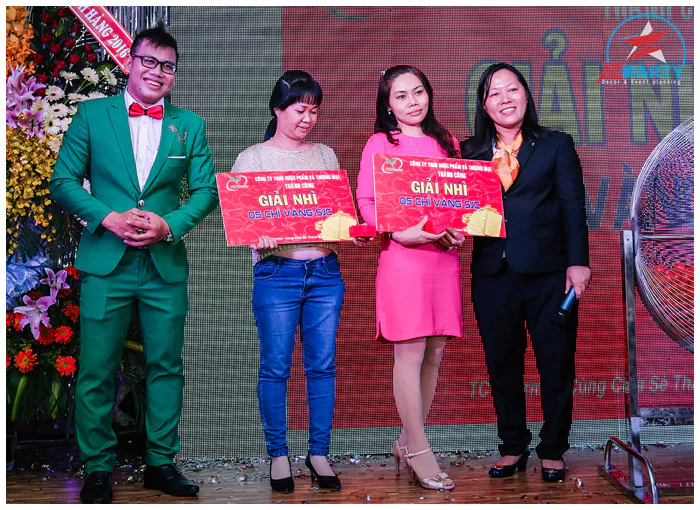 Đại diện ban tổ chức trao giải nhì là các chỉ vàng SJC cho những khách hàng may mắn trúng thưởng.
