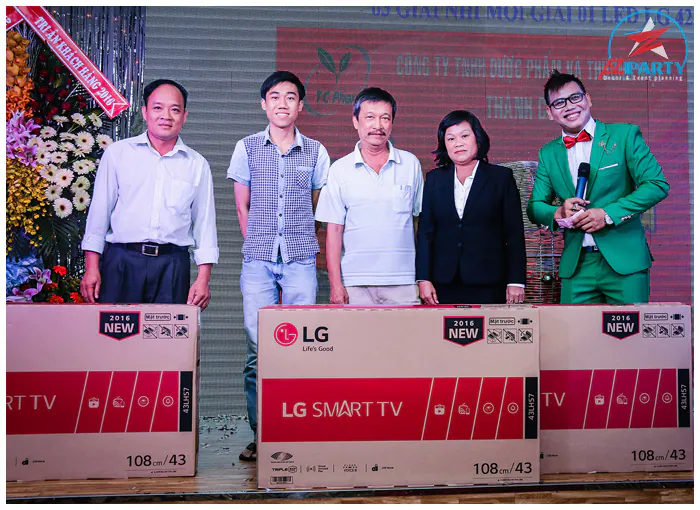Các khách hàng may mắn trúng thưởng tivi LED LG 43 inch chụp ảnh lưu niệm cùng ban tổ chức trên sân khấu.