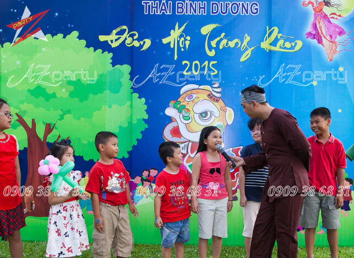 MC Chú Cuội phỏng vấn giao lưu vui nhộn cùng bé gái trên sân khấu sự kiện.