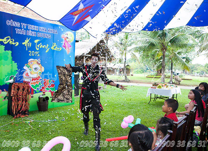 Nghệ sĩ biểu diễn ảo thuật hấp dẫn trên sân khấu Đêm Hội Trăng Rằm 2015 của Nha Khoa Thái Bình Dương.