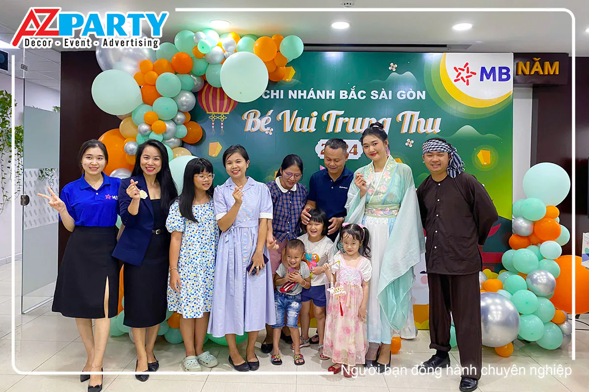 Chị Hằng và cá thành viên MBBank chụp hình trên sân khấu