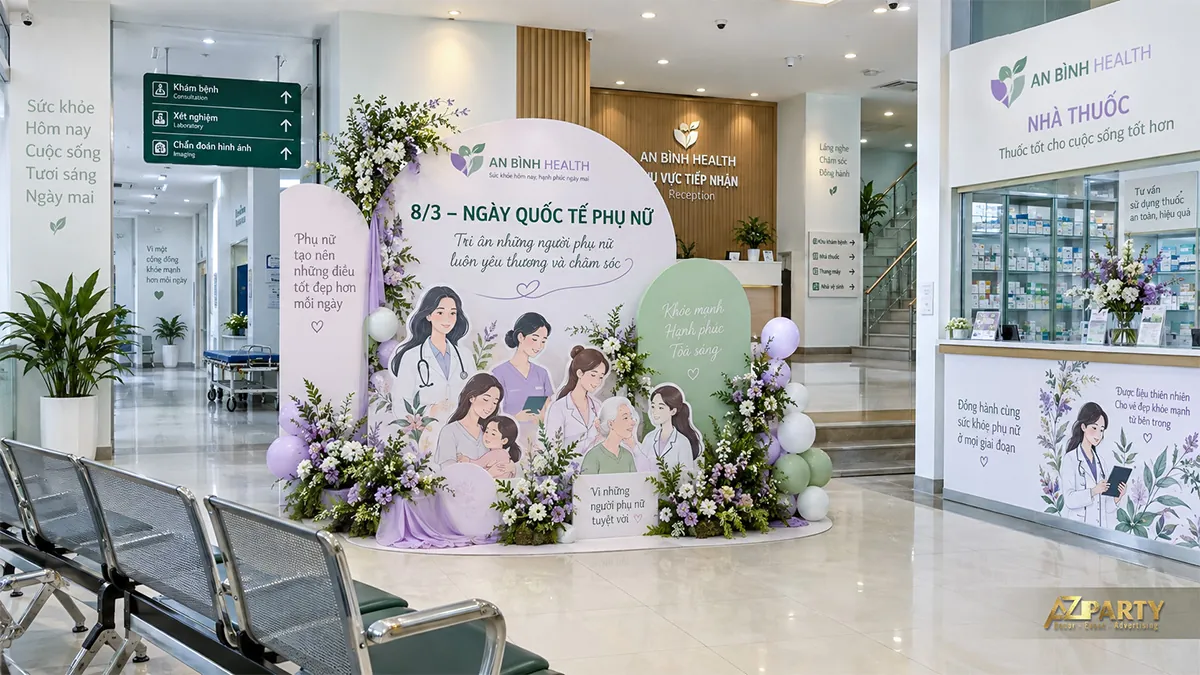 Tiểu cảnh tím xanh lá gần quầy tiếp nhận với hình phụ nữ làm y tế và chăm sóc gia đình, hoa thấp quanh vách