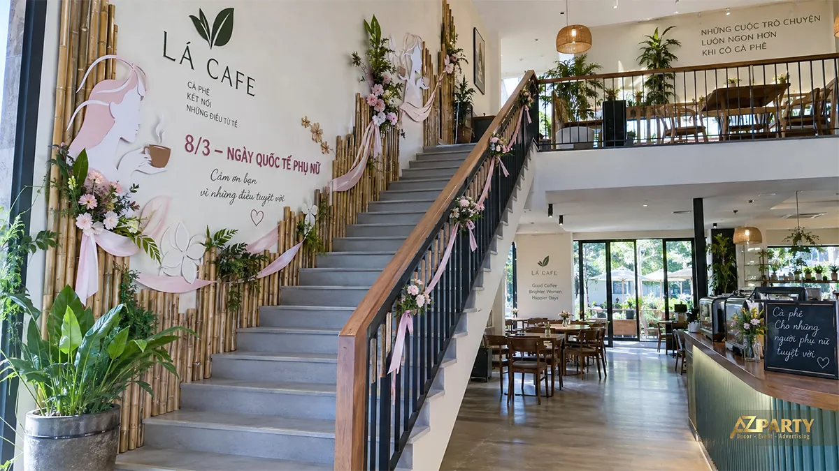 Cầu thang quán cafe phối nan tre, chân dung cô gái và nơ hoa trên lan can
