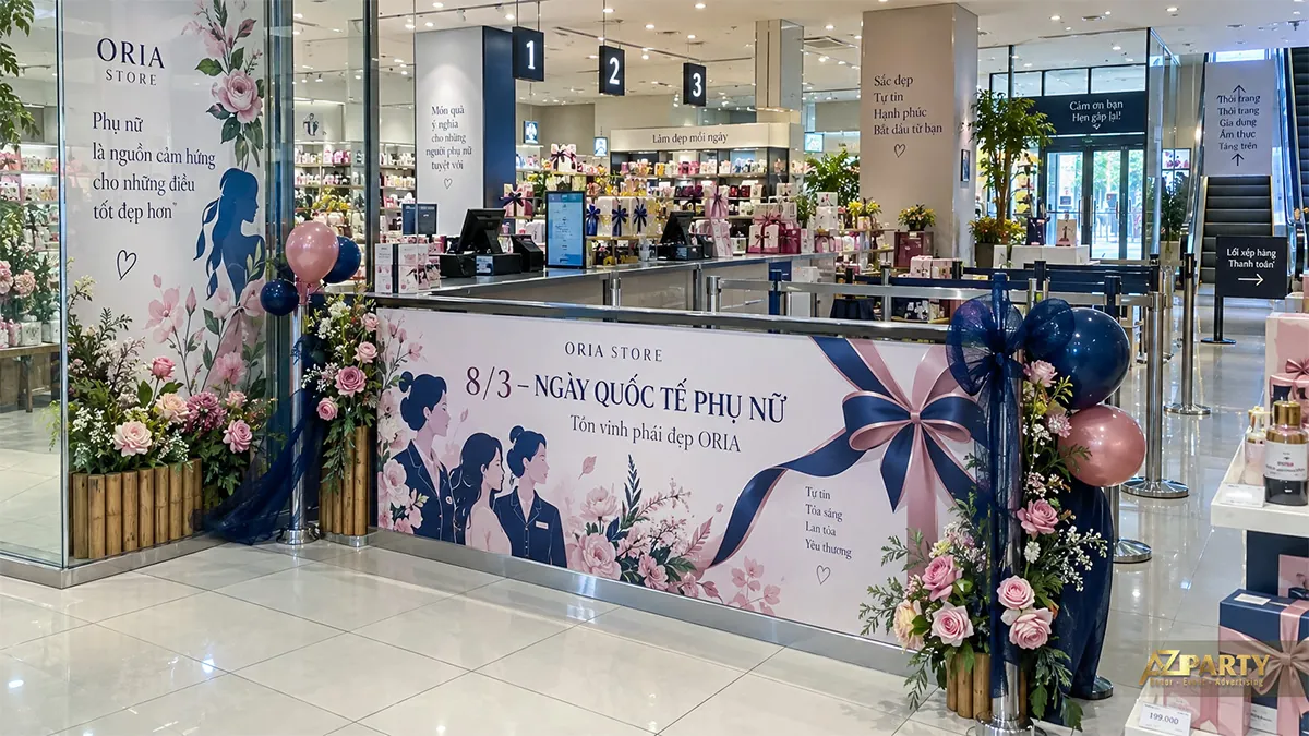 Vách thấp tại khu xếp hàng thanh toán có hình ba phụ nữ, nơ xanh hồng và hoa ở hai đầu