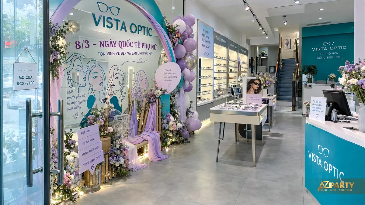 Góc trang trí xanh tím tại shop kính mắt với hình phụ nữ nét vẽ, ghế nhỏ, hoa và bóng cạnh cửa
