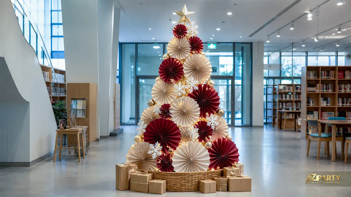 Cây thông Noel bằng quạt giấy đỏ kem, bông tuyết và quả châu trong thư viện