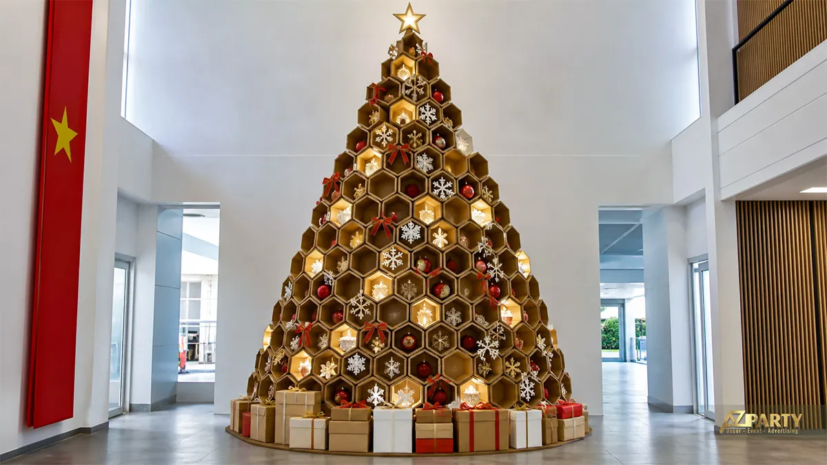 Cây thông Noel lớn bằng các khối lục giác vàng, đèn, bông tuyết và hộp quà