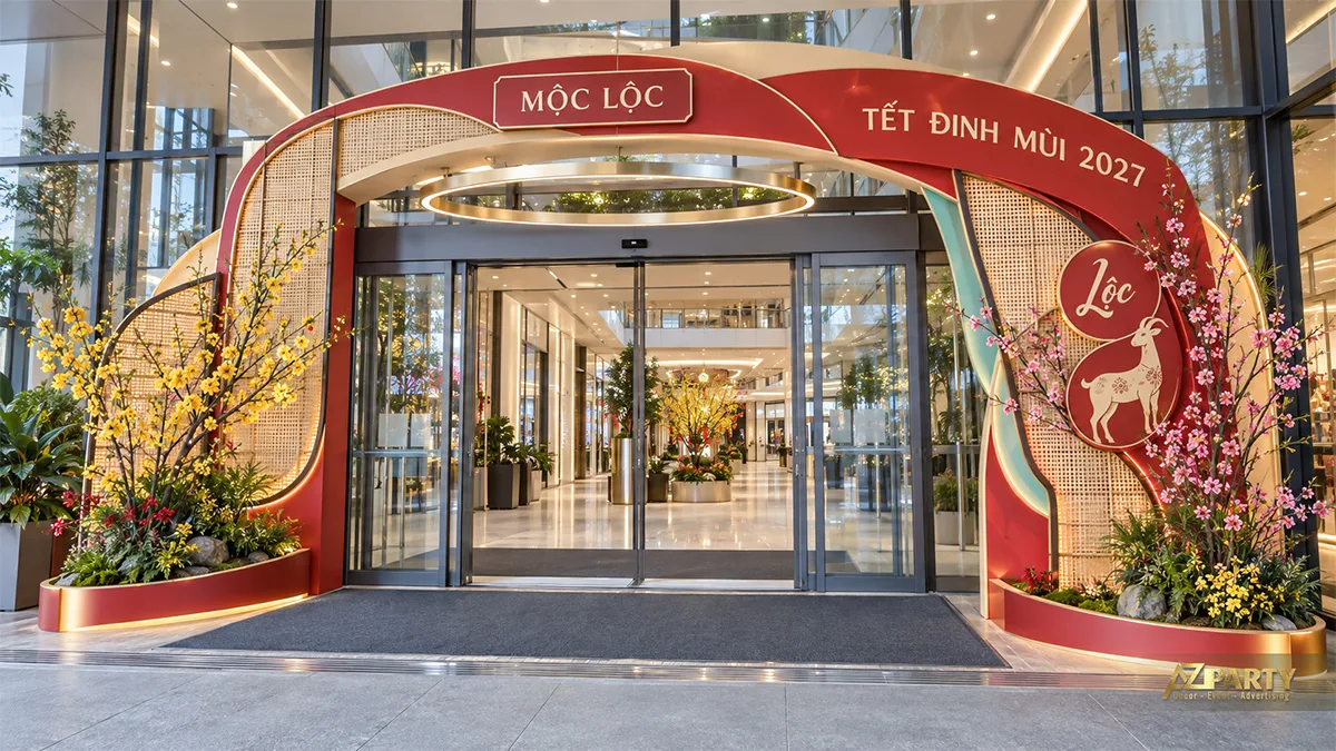 Cổng cong đỏ kem kết hợp mây tre, hoa mai và hoa đào trước lối vào