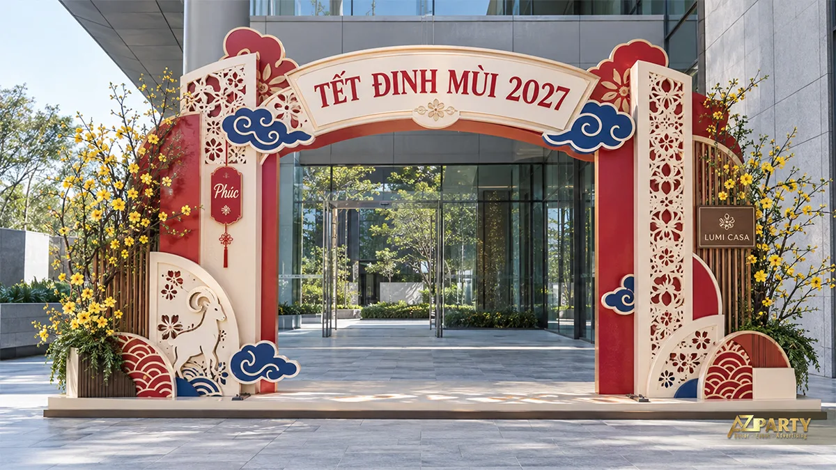Cổng truyền thống đỏ kem với vách hoa văn, mây xanh và hoa mai