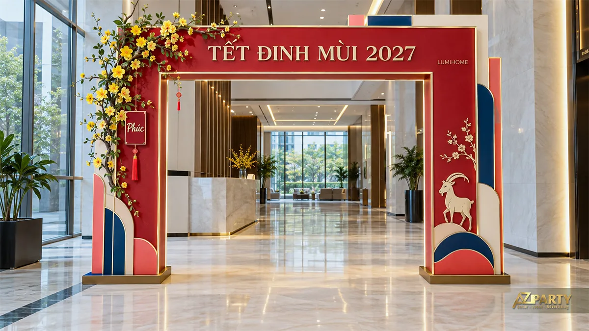 Cổng đỏ tối giản với phù điêu dê, cành hoa và các mảng sóng hình học