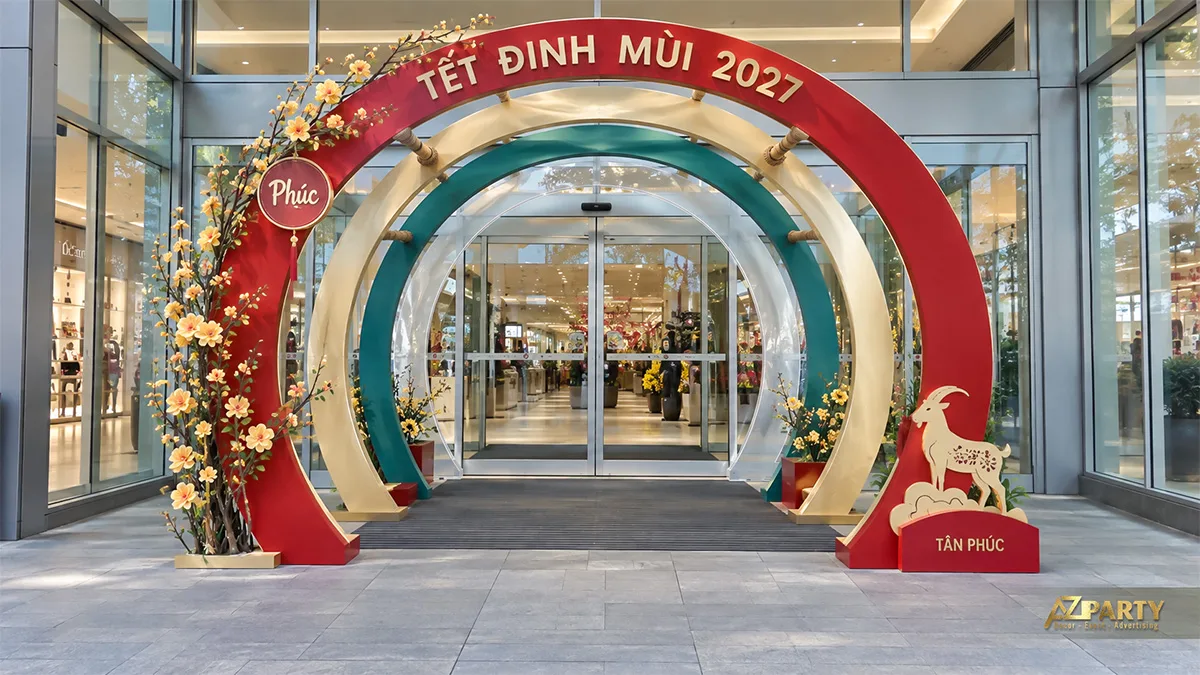 Ba vòng cổng đồng tâm đỏ kem xanh ngọc với hình dê ở chính giữa