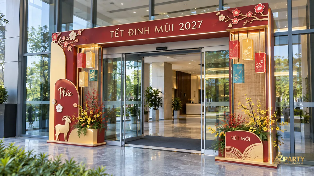 Cổng chữ nhật đỏ kem với vách tre và các thẻ đèn lồng nhiều màu
