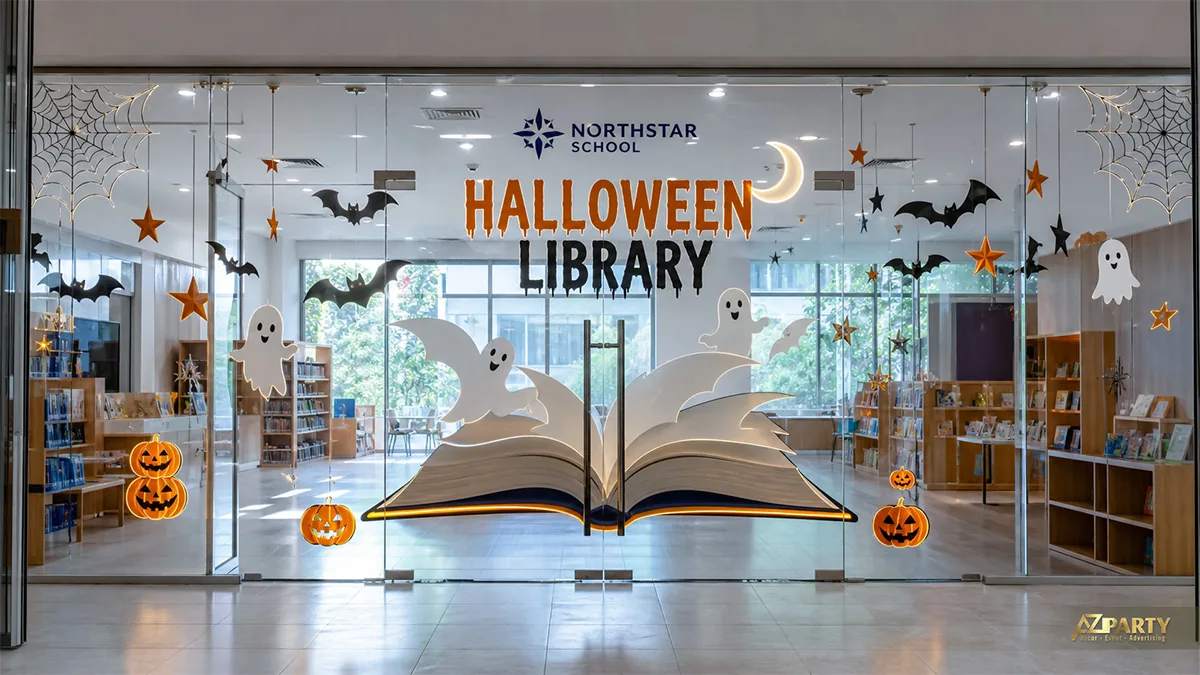 Mặt kính thư viện trang trí cuốn sách mở, ma trắng, dơi và bí ngô cho mùa Halloween
