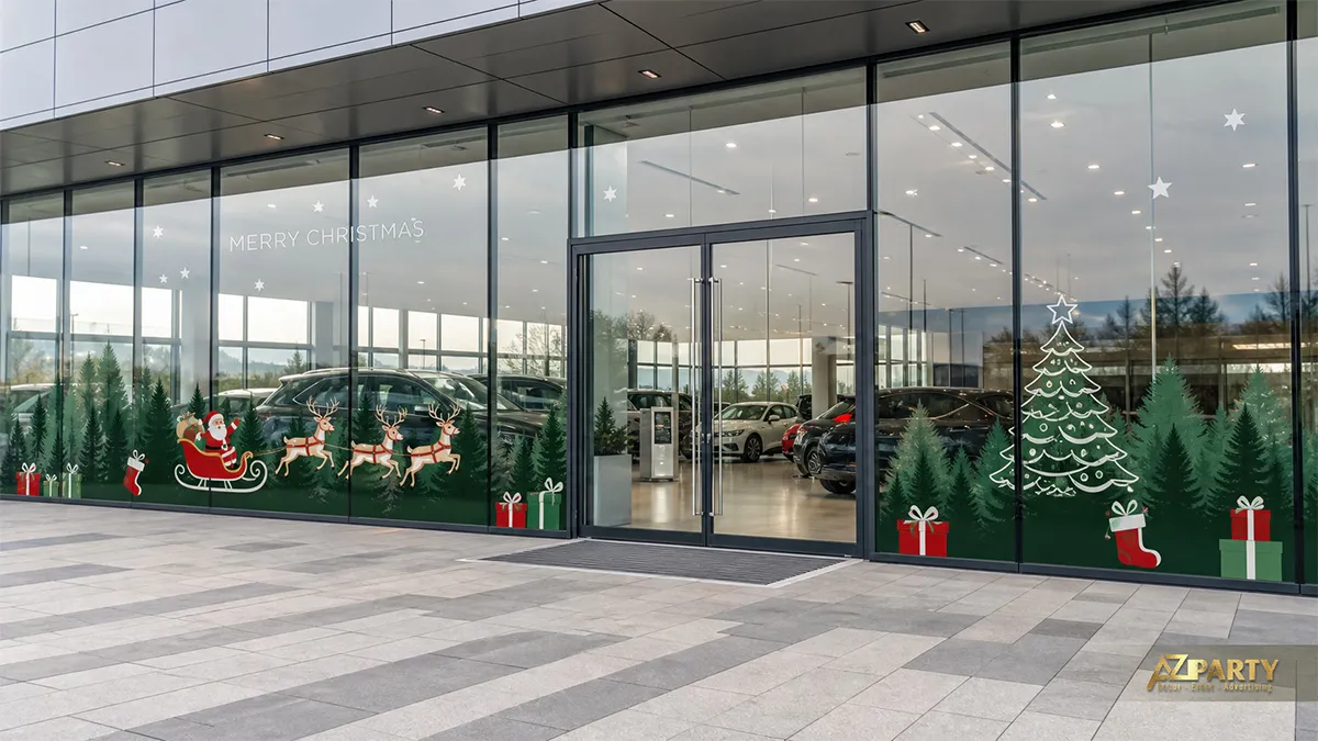 Mặt kính showroom rộng với decal rừng thông, xe tuần lộc và hộp quà trên nền xanh