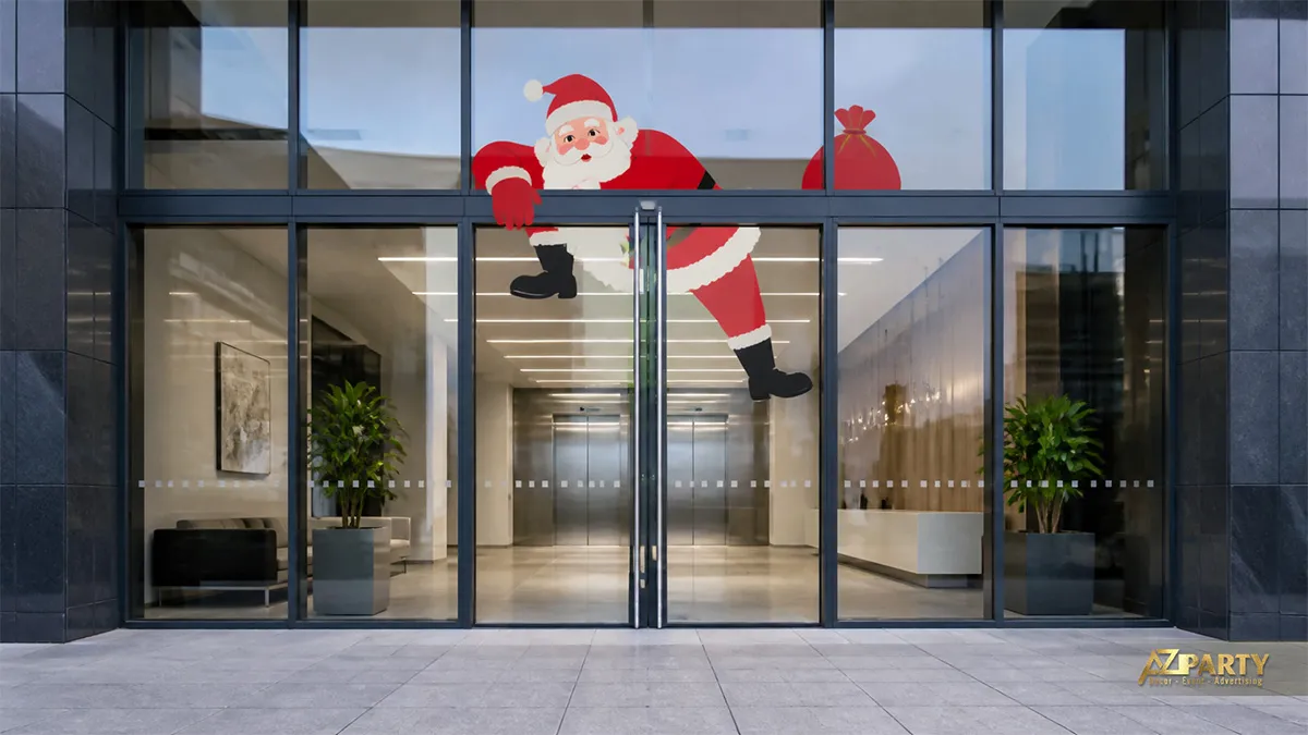 Cửa kính lối vào với decal ông già Noel trèo qua vách kính trên nền tối giản
