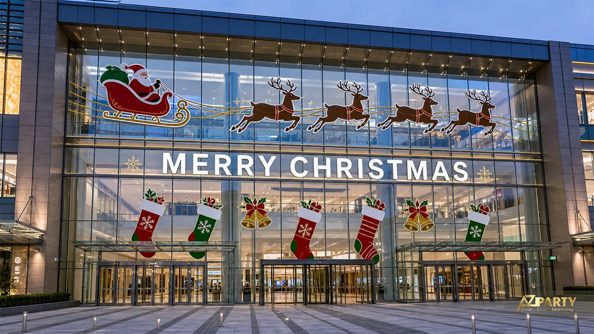 Mặt tiền kính trung tâm thương mại với xe tuần lộc, tất Noel và chữ Merry Christmas