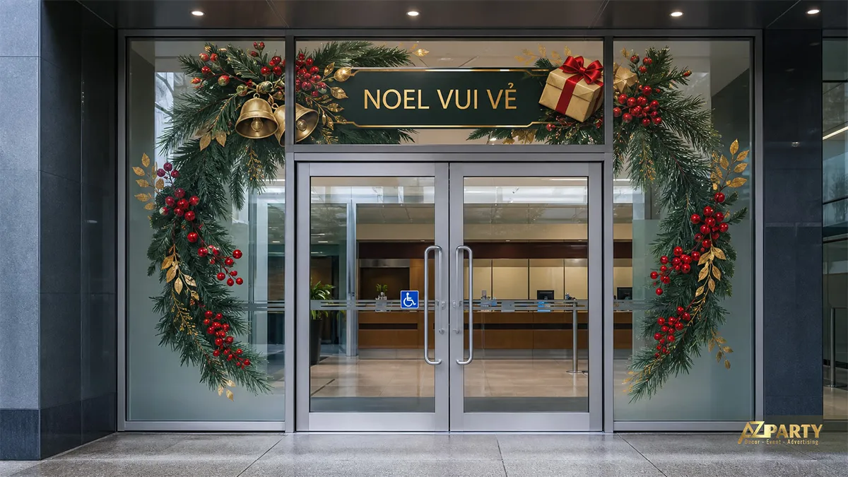 Cửa ra vào với decal vòng lá lớn, chuông vàng, quả mọng đỏ và lời chúc Noel vui vẻ