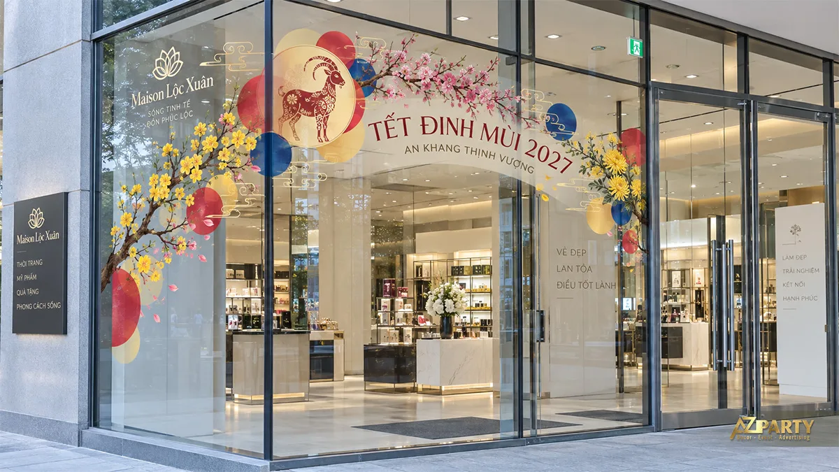 Decal mặt tiền cửa hàng với mảng tròn đỏ vàng xanh và hoa mai đào