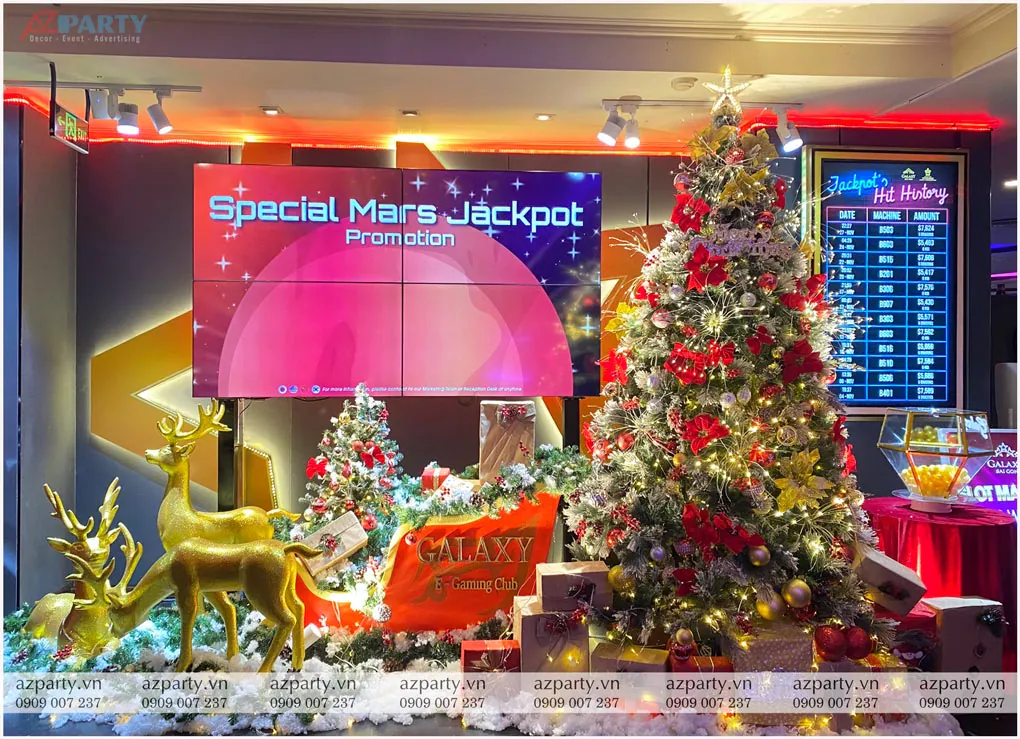 Trang trí Noel lộng lẫy tại Galaxy E-Gaming Club với cây thông lớn phủ tuyết trang trí hoa trạng nguyên đỏ rực, tuần lộc vàng và mô hình xe trượt tuyết chứa hộp quà