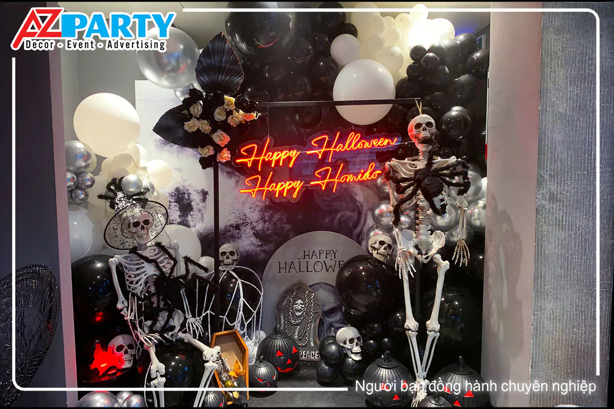 tiểu cảnh Halloween tại nhà hàng Homido với các bộ xương khô, đầu lâu và nhện