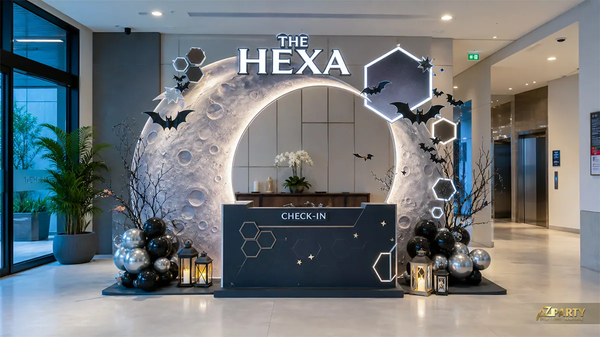 Quầy check-in Halloween chủ đề mặt trăng tại sảnh chung cư với bóng đen bạc và đèn lồng