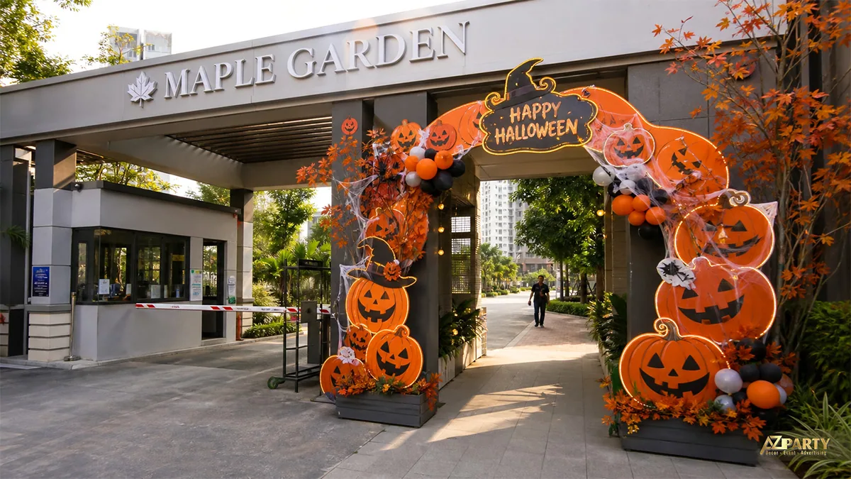 Cổng chào Halloween bằng cụm bí ngô cam tại lối vào khu căn hộ Maple Garden