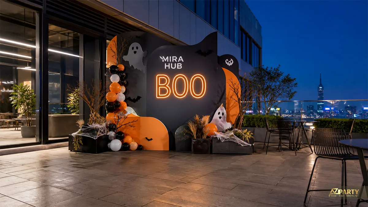 Photobooth trăng đỏ trên sân thượng với đường nét thành phố và cụm bóng đen đỏ