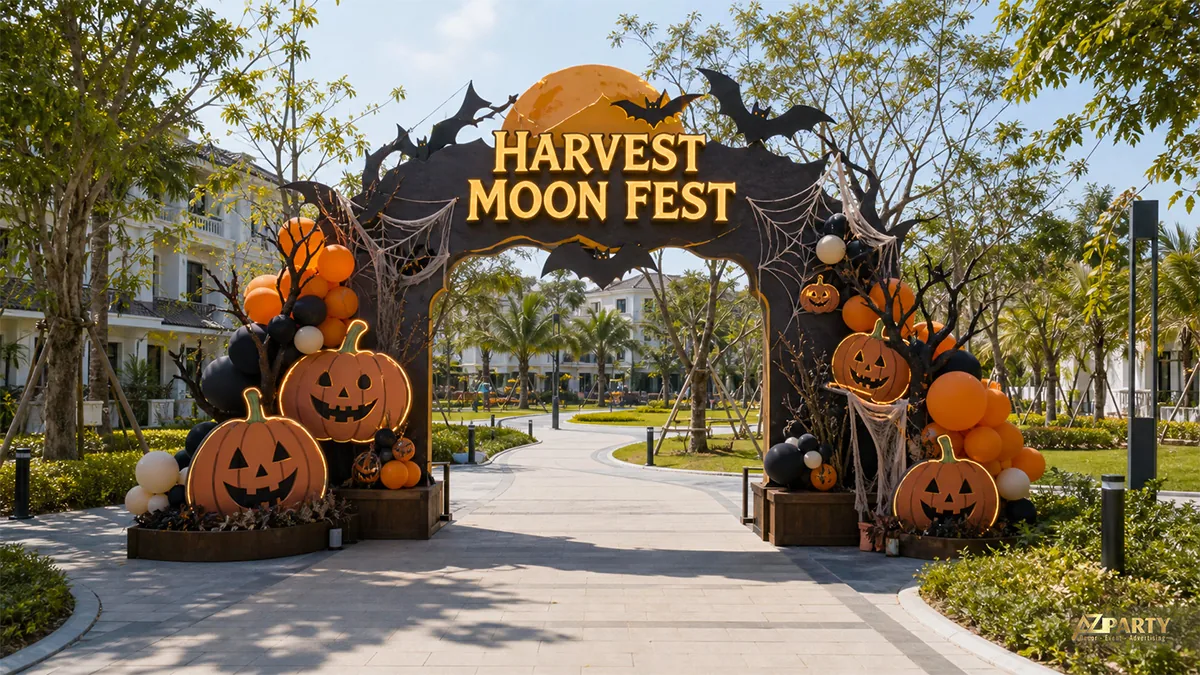 Cổng Harvest Moon Fest ngoài công viên với bí ngô, dơi, mạng nhện và kiện rơm
