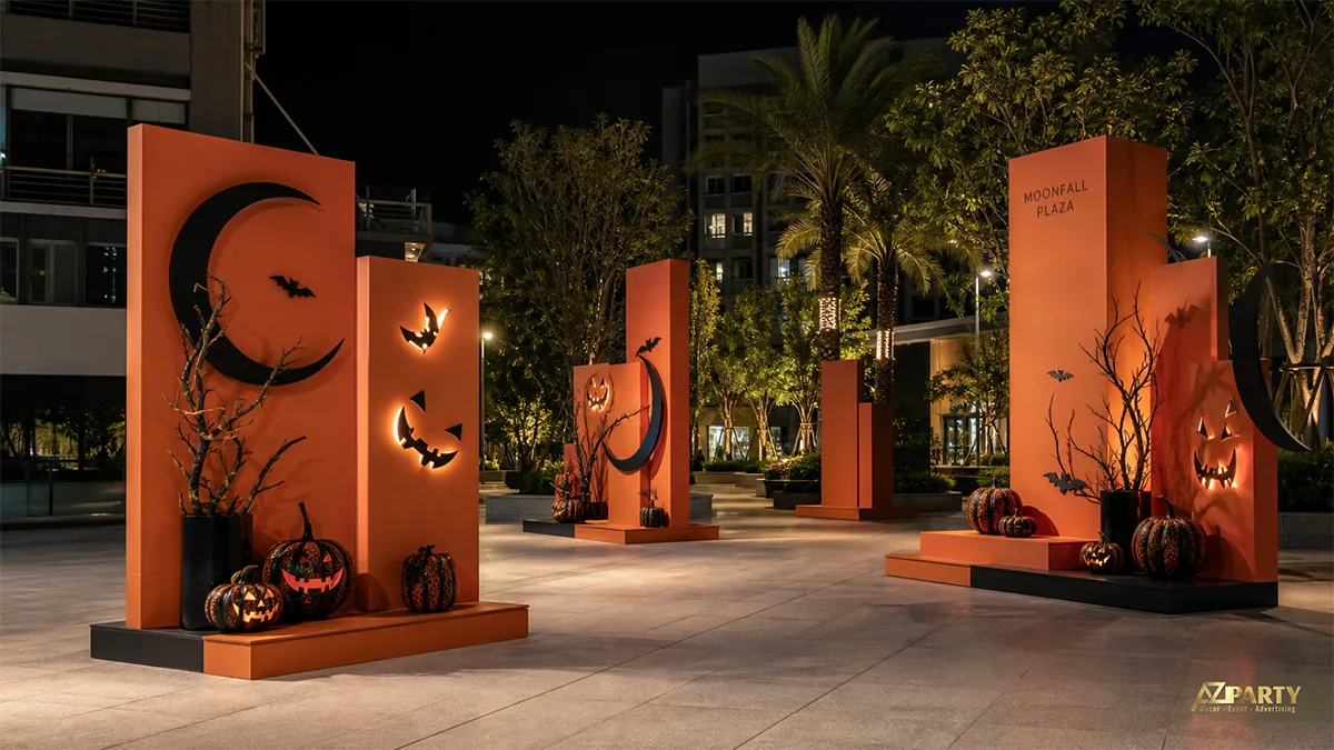 Cụm trang trí Halloween hình học màu cam bố trí dọc quảng trường với trăng khuyết và bí ngô