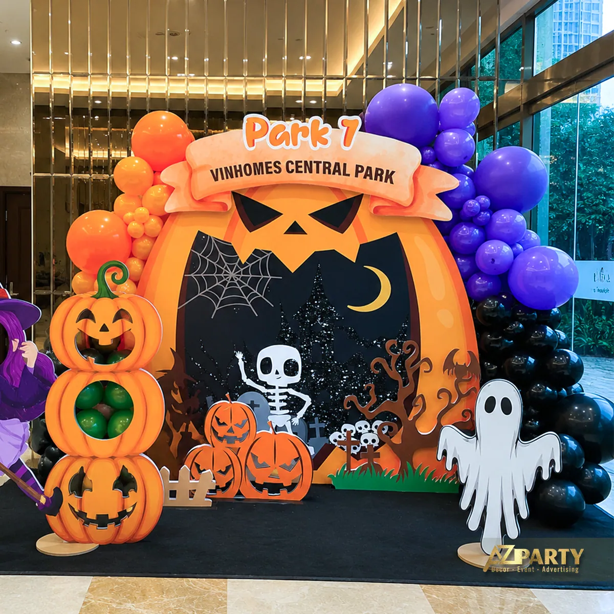 Mặt chính cổng Halloween Park 7 với dòng VINHOMES CENTRAL PARK, bảng đen, bí ngô, đầu lâu và ma trắng.
