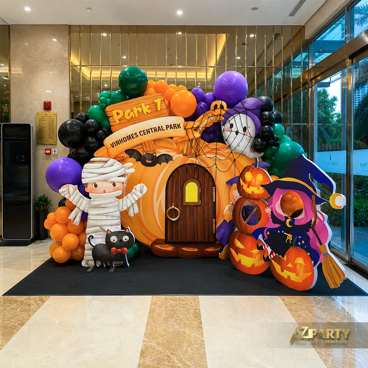 Góc chụp bên phải làm nổi bật cánh cửa gỗ, cụm bóng bay và các nhân vật Halloween phía trước.