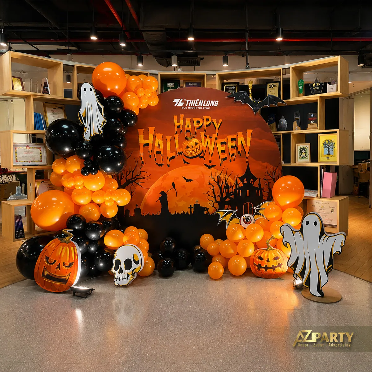 Toàn cảnh cân đối của khu check-in với dòng HAPPY HALLOWEEN, bóng bay, bí ngô, đầu lâu và ma trắng.