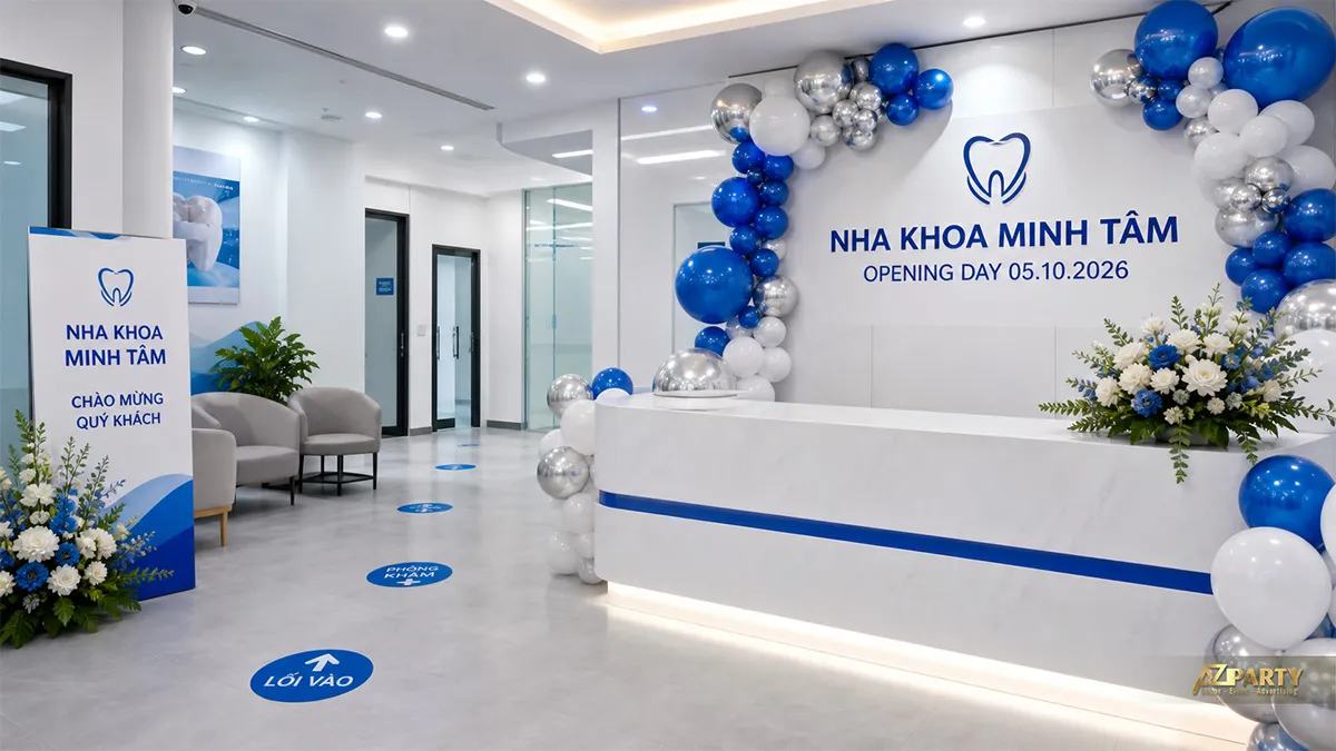 Quầy lễ tân nha khoa trang trí bóng xanh trắng và bảng chào khai trương