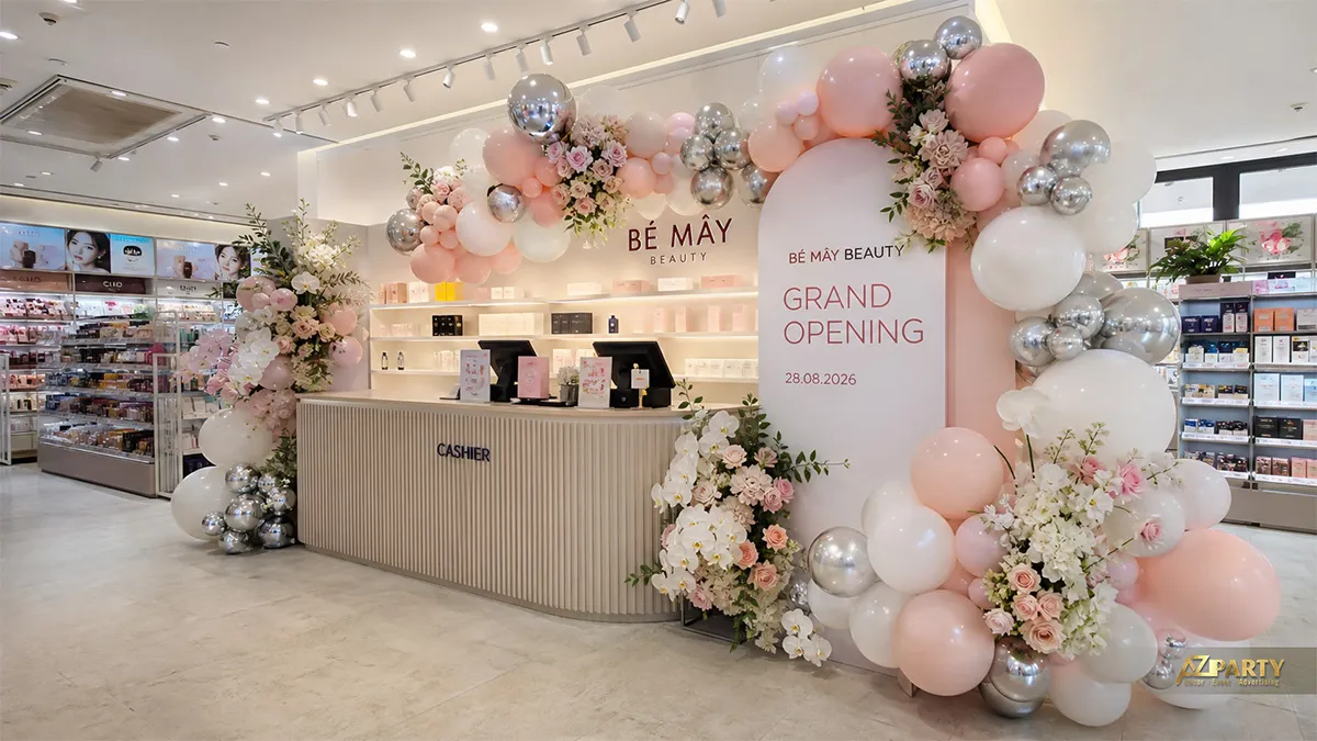 Quầy thu ngân Bé Mây Beauty với cổng bóng hồng trắng bạc và các cụm hoa pastel