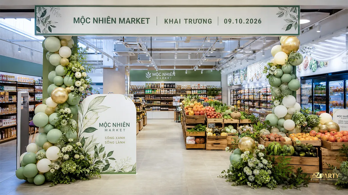 Lối vào Mộc Nhiên Market với cổng bóng xanh trắng vàng, hoa và quầy rau quả